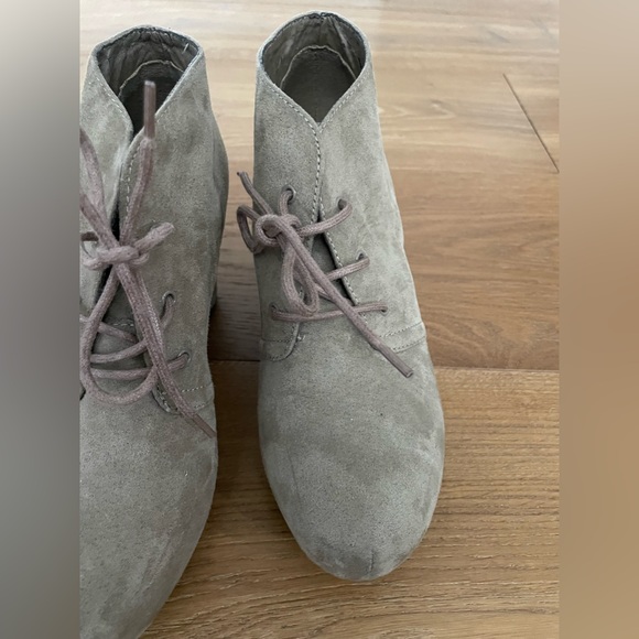 Light brown Suede Wedge 7.5 tie up boot look heel - Picture 5 of 7
